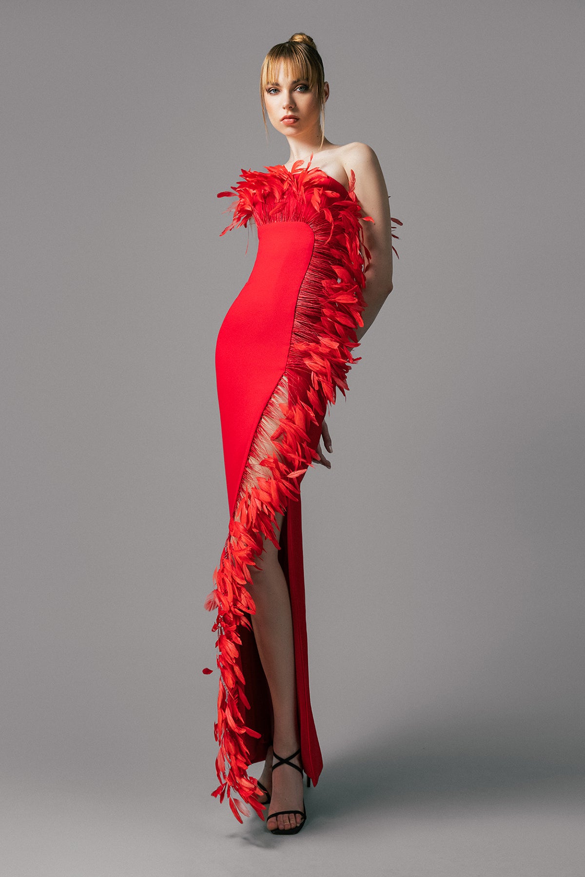 فستان أحمر مع ريش مقاس 38