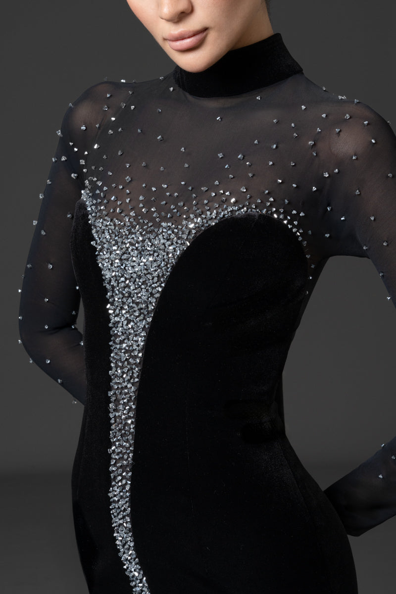 Fitted dress with central crystal embroidery.