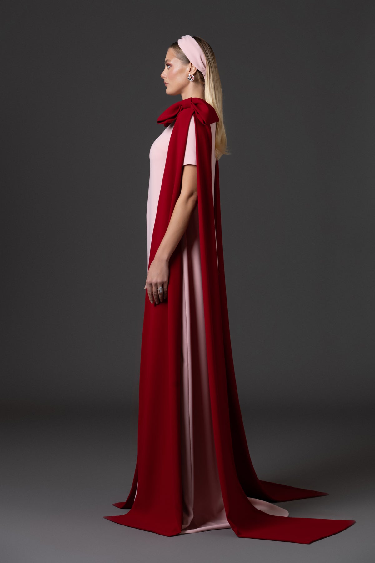 عباية كريب وردية اللون بأكمام مفتوحة على شكل فيونكة