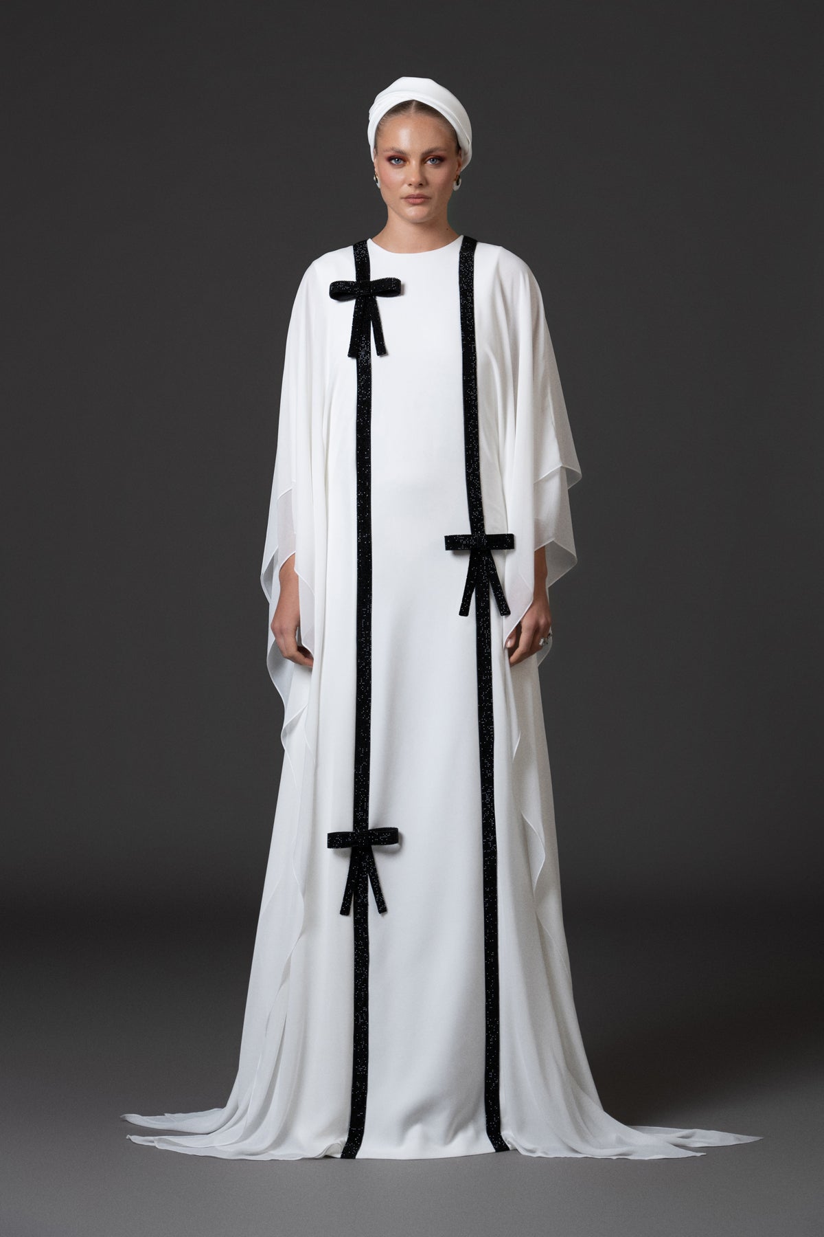 عباية من الكريب الأبيض مع فيونكات من سلسلة البريد المزينة بالكريستال الأسود