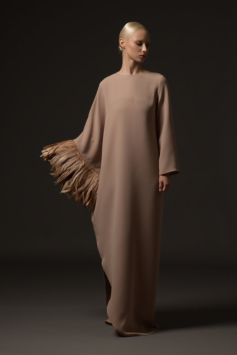 Brown crêpe abaya with feathers
