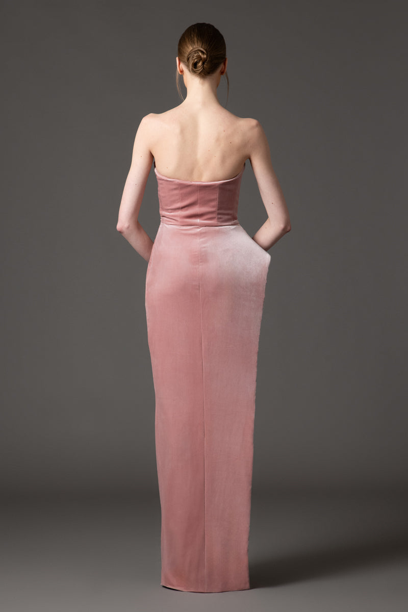 فستان مخملي وردي عتيق مع تطريز كريستالي ولؤلؤي على الشق