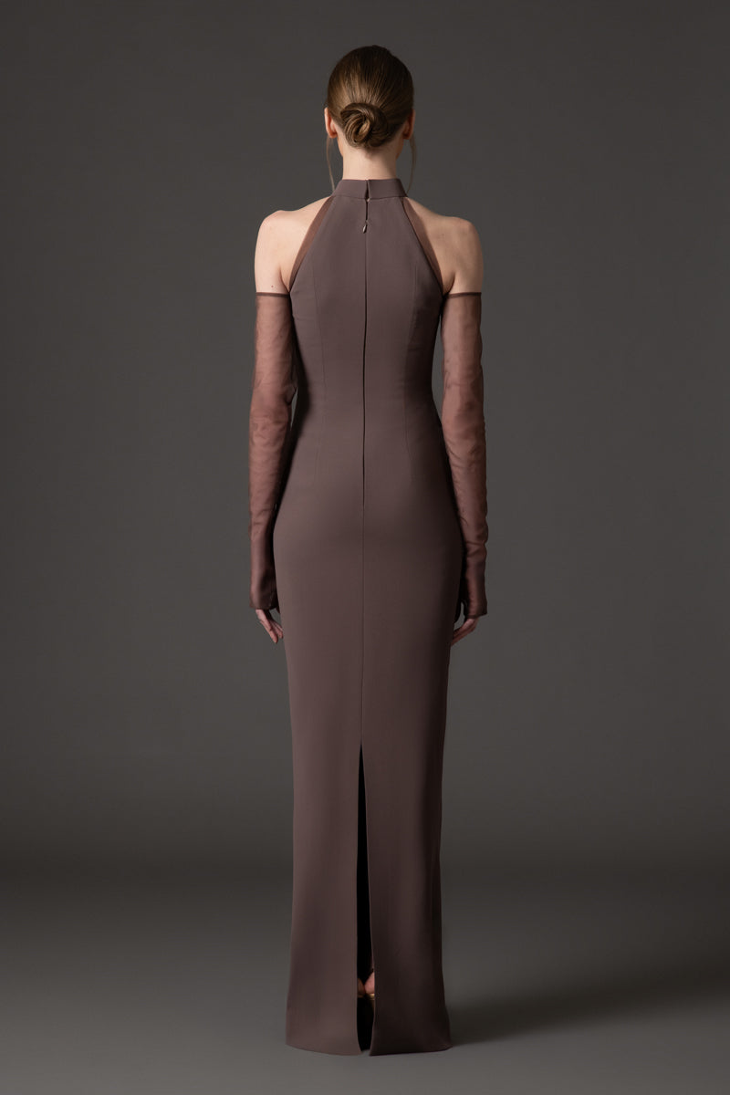 فستان من الكريب باللون البني الفاتح بفتحة رقبة على شكل حرف V مع تطريز من التول