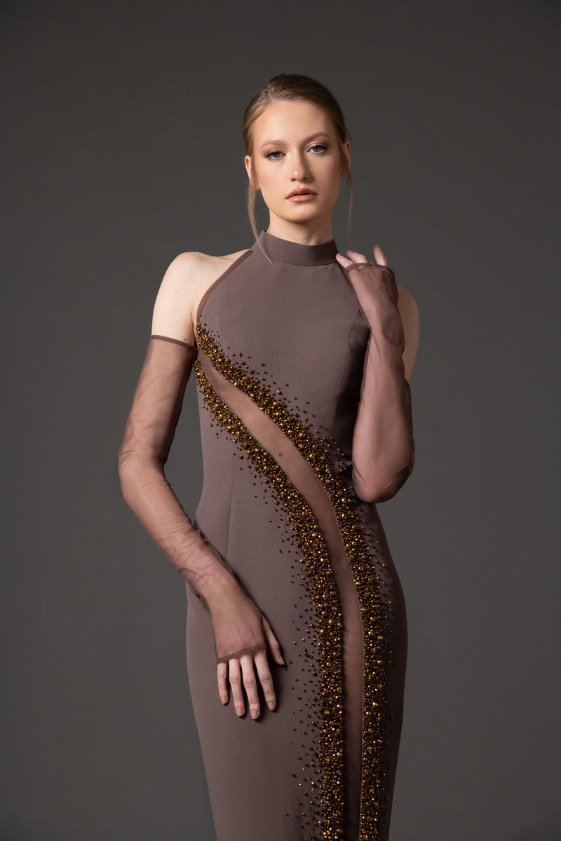 فستان من الكريب باللون البني الفاتح بفتحة رقبة على شكل حرف V مع تطريز من التول