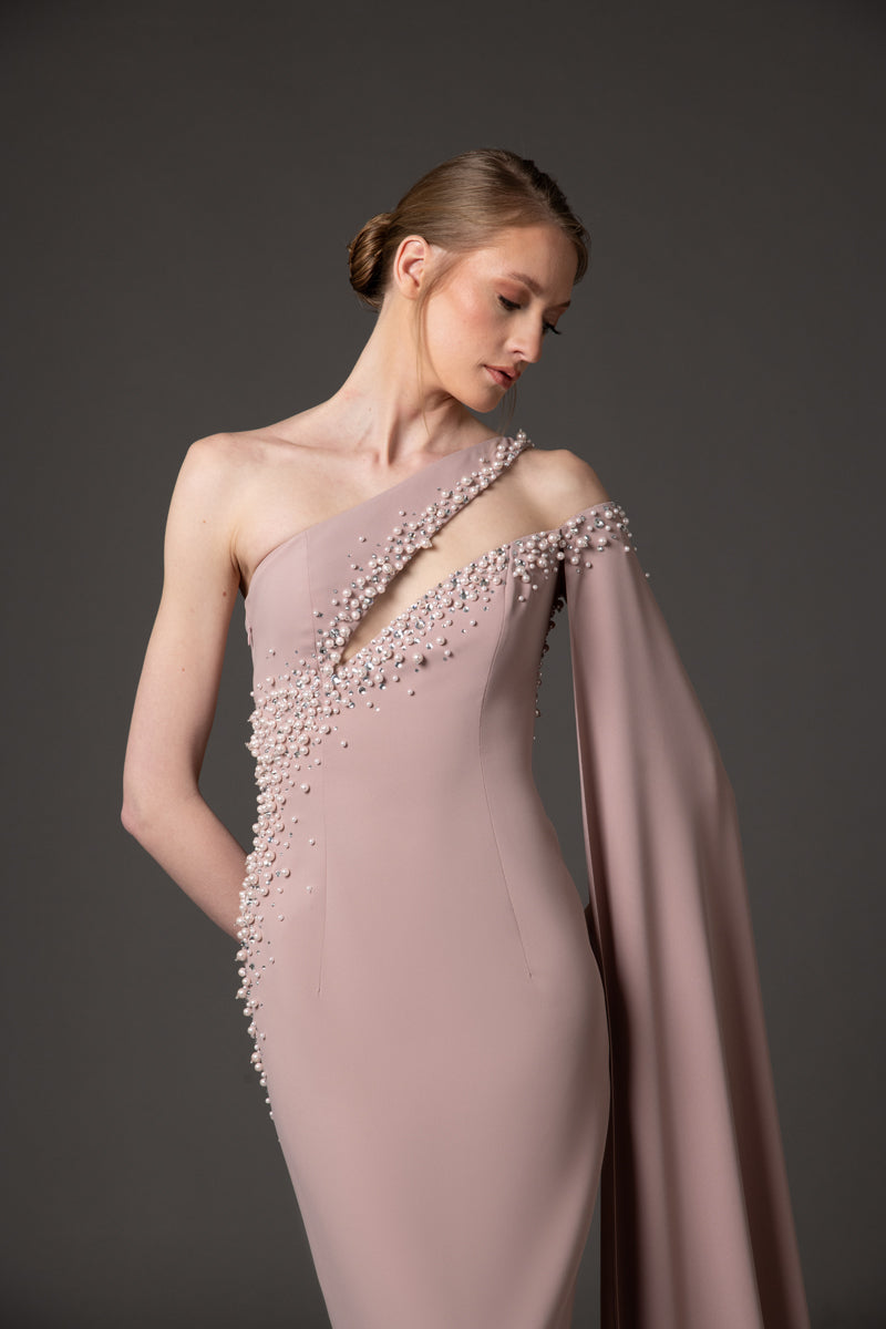فستان كريب غير متماثل باللون الوردي العتيق مع تطريز من الكريستال واللؤلؤ