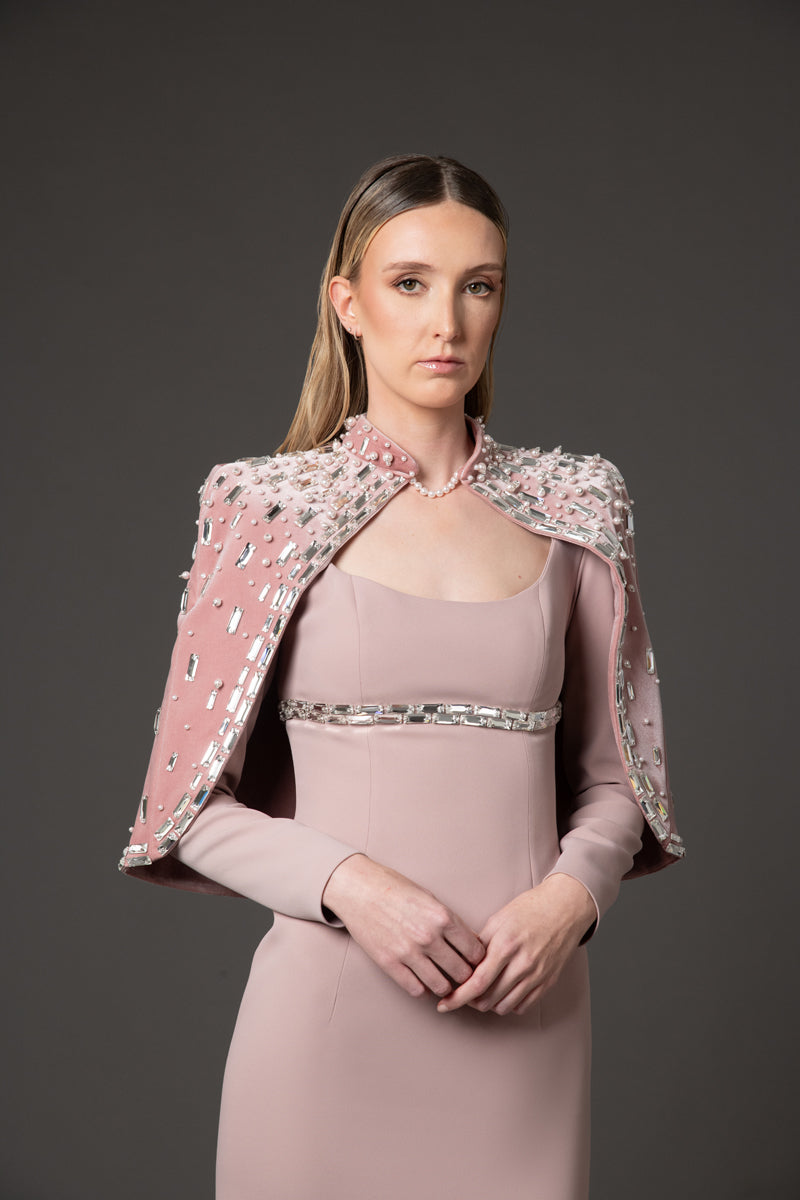 فستان من الكريب الوردي العتيق مع بوليرو مخملي مطرز