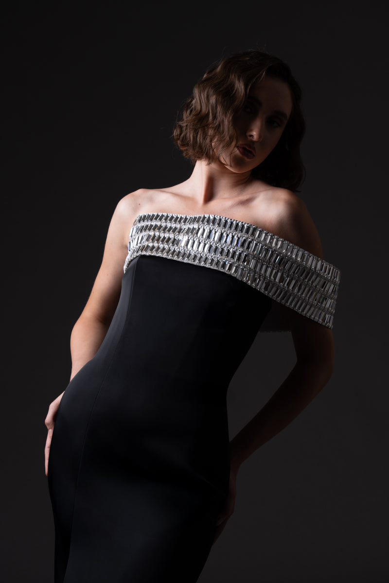 Scuba crêpe dress with baguette embroidered neckline - details