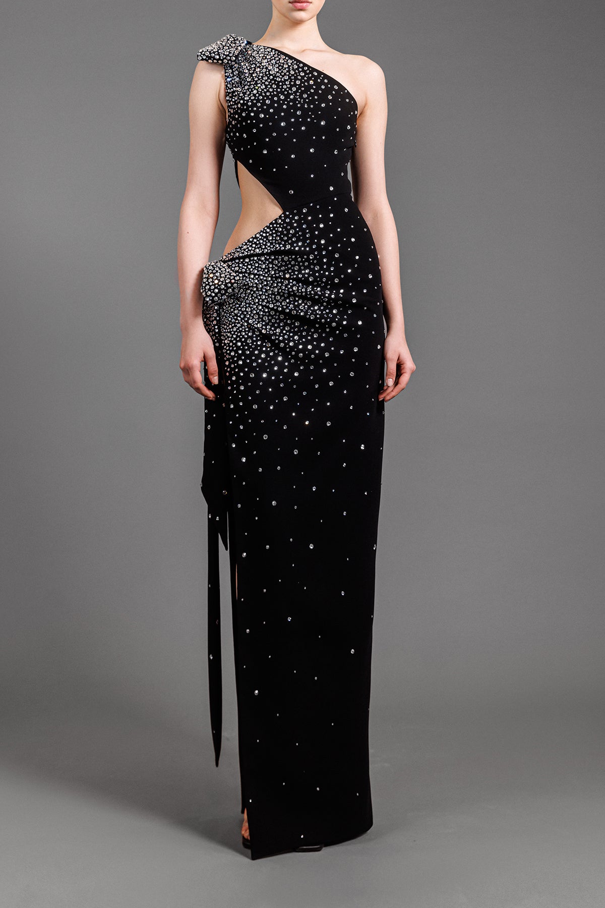 One-shoulder black crêpe dress with waist cut-out embroidered with cry