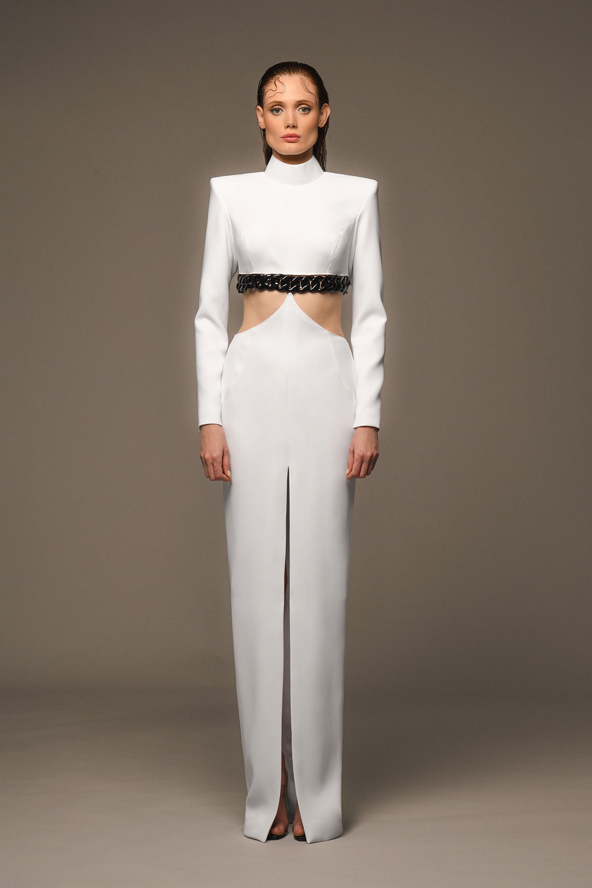 White crêpe dress with a black chain