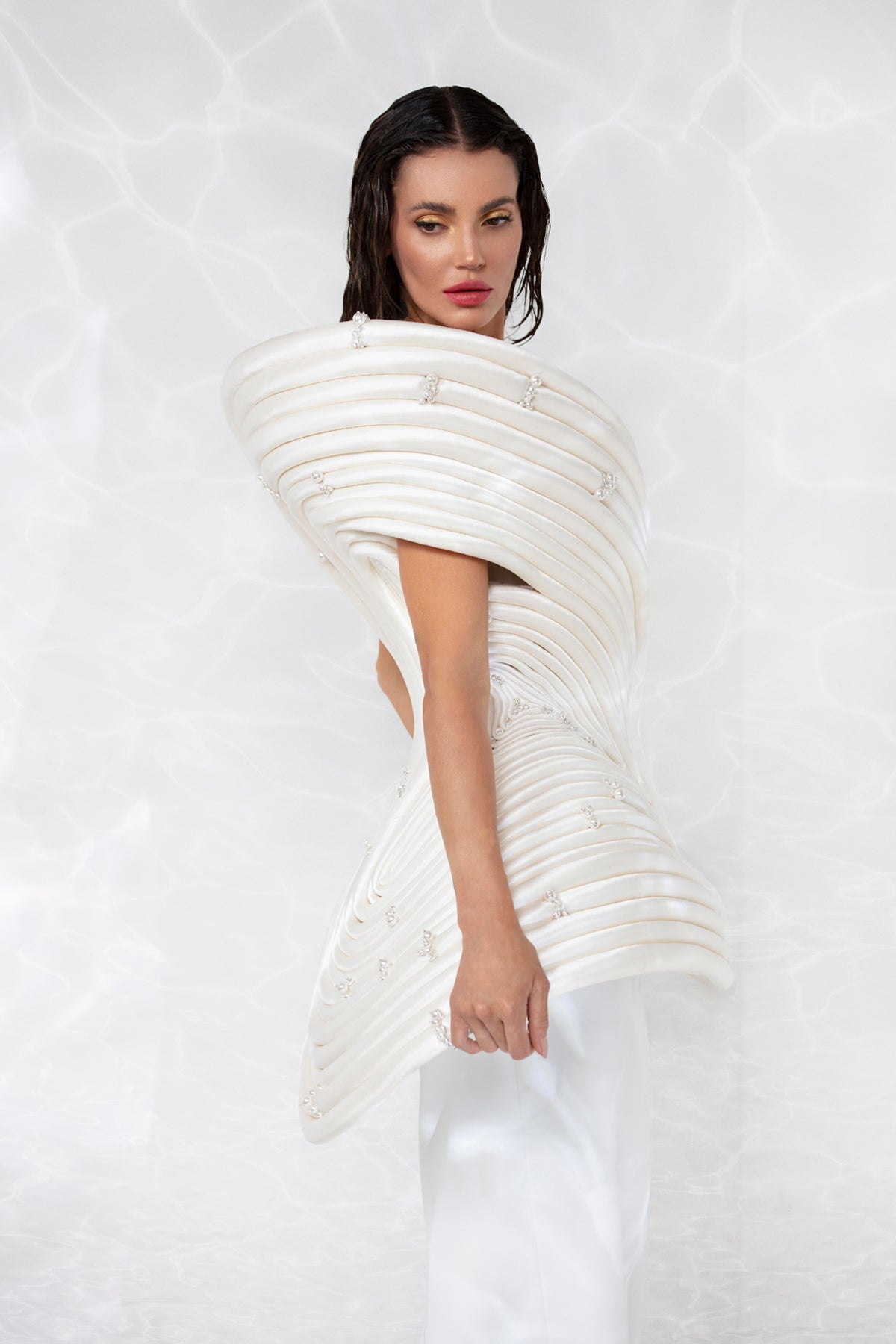 Strapless structured bustier handcrafted in pearl white silk satin 3D tubes, with a corseted crêpe gown
