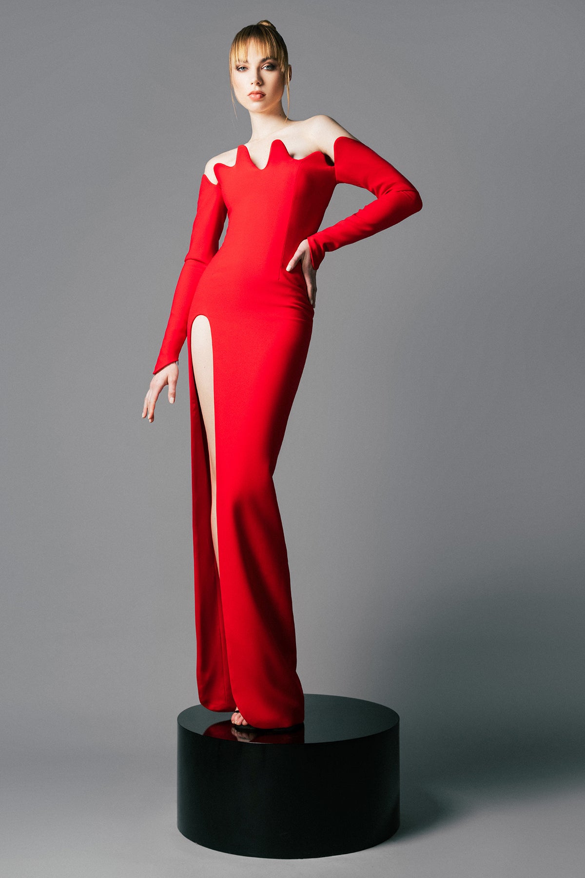 Red crpe dress with waves structured neckline Red crpe dress with waves structured neckline