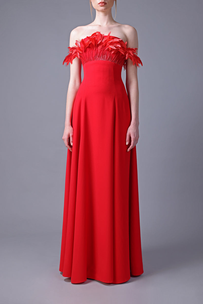 Strapless red crêpe dress with feathers on the bust