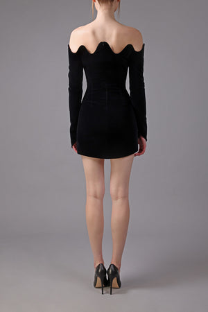 Mini strapless black velvet dress with waves structured neckline