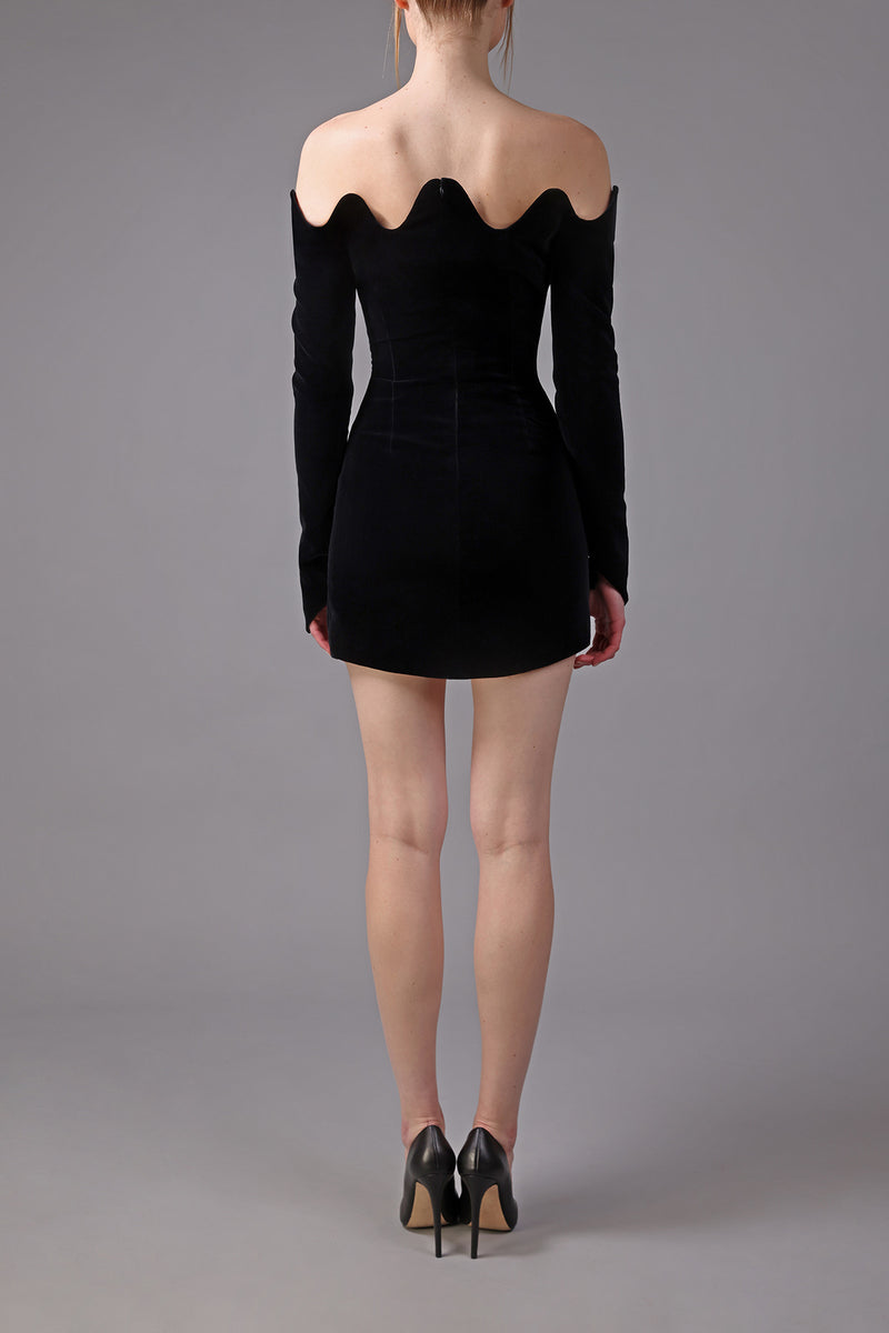Mini strapless black velvet dress with waves structured neckline