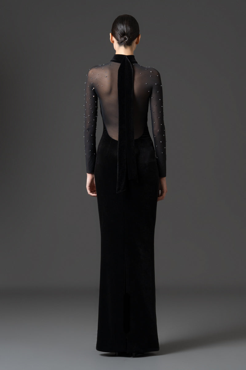 Fitted dress with central crystal embroidery.