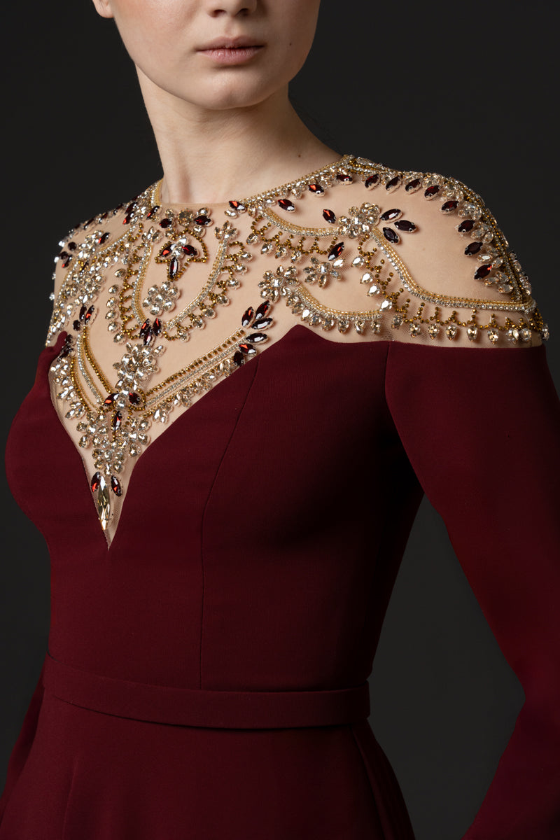 فستان قصير من الكريب الأسود مزين بفيونكة من الكريستال