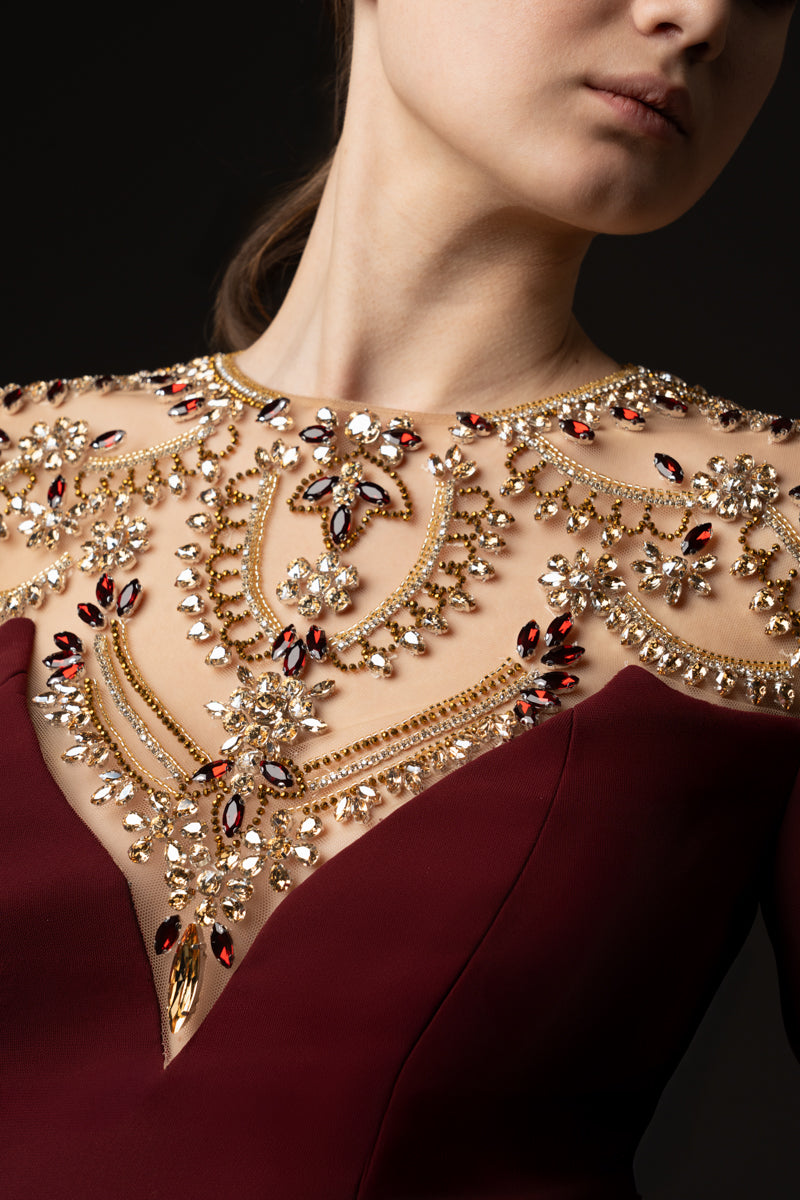 فستان قصير من الكريب الأسود مزين بفيونكة من الكريستال