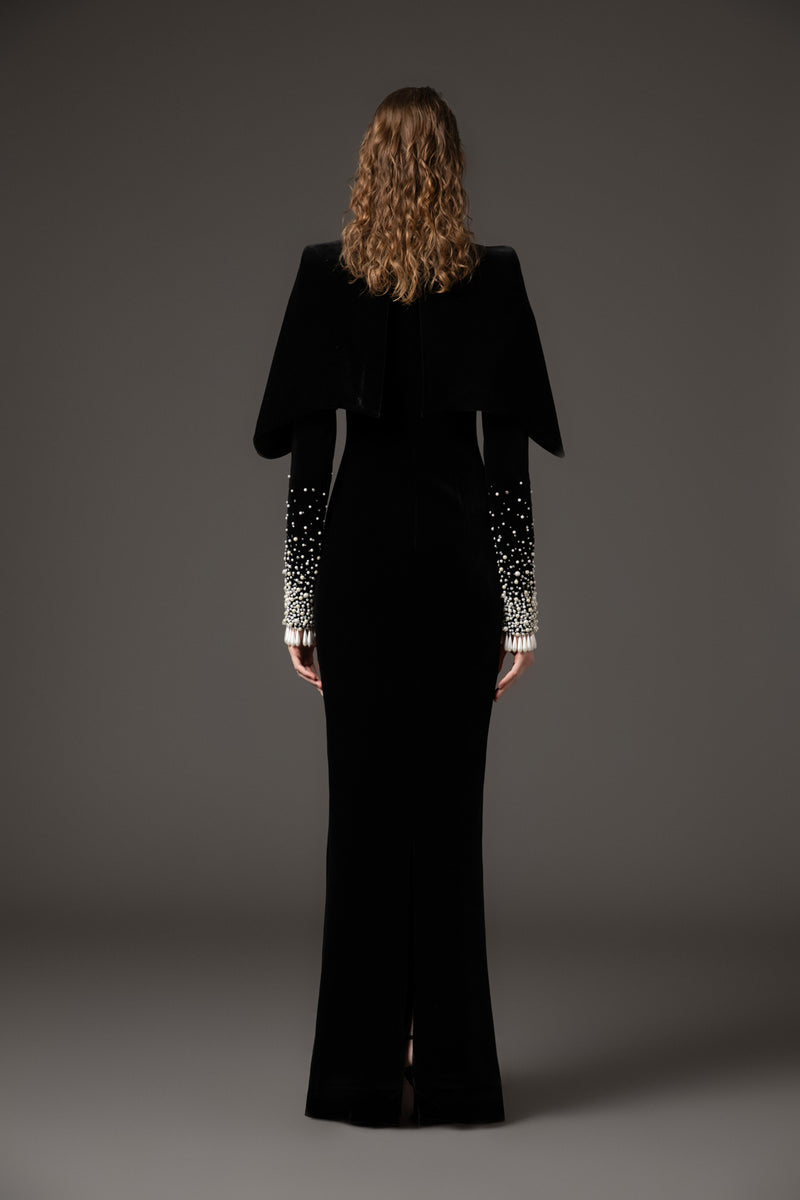 Black velvet dress featuring crystal and pearl embroidery‭