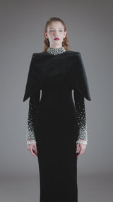 Black velvet dress featuring crystal and pearl embroidery‭