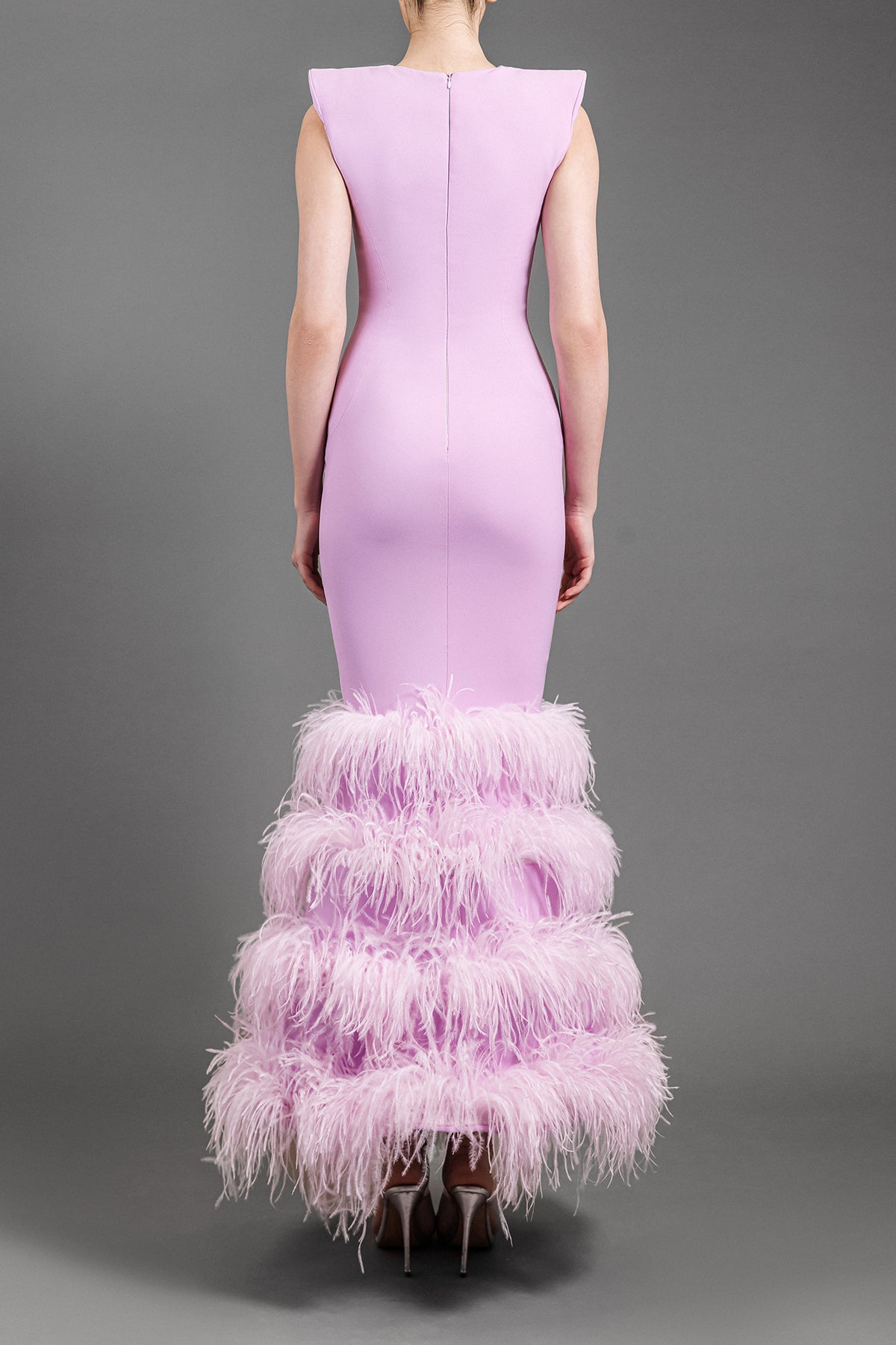 Sleeveless light purple crêpe dress with layered feathers on hem