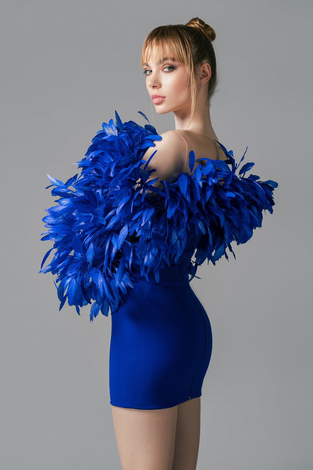 Blue mini crêpe dress with feathers on the neckline and sleeves
