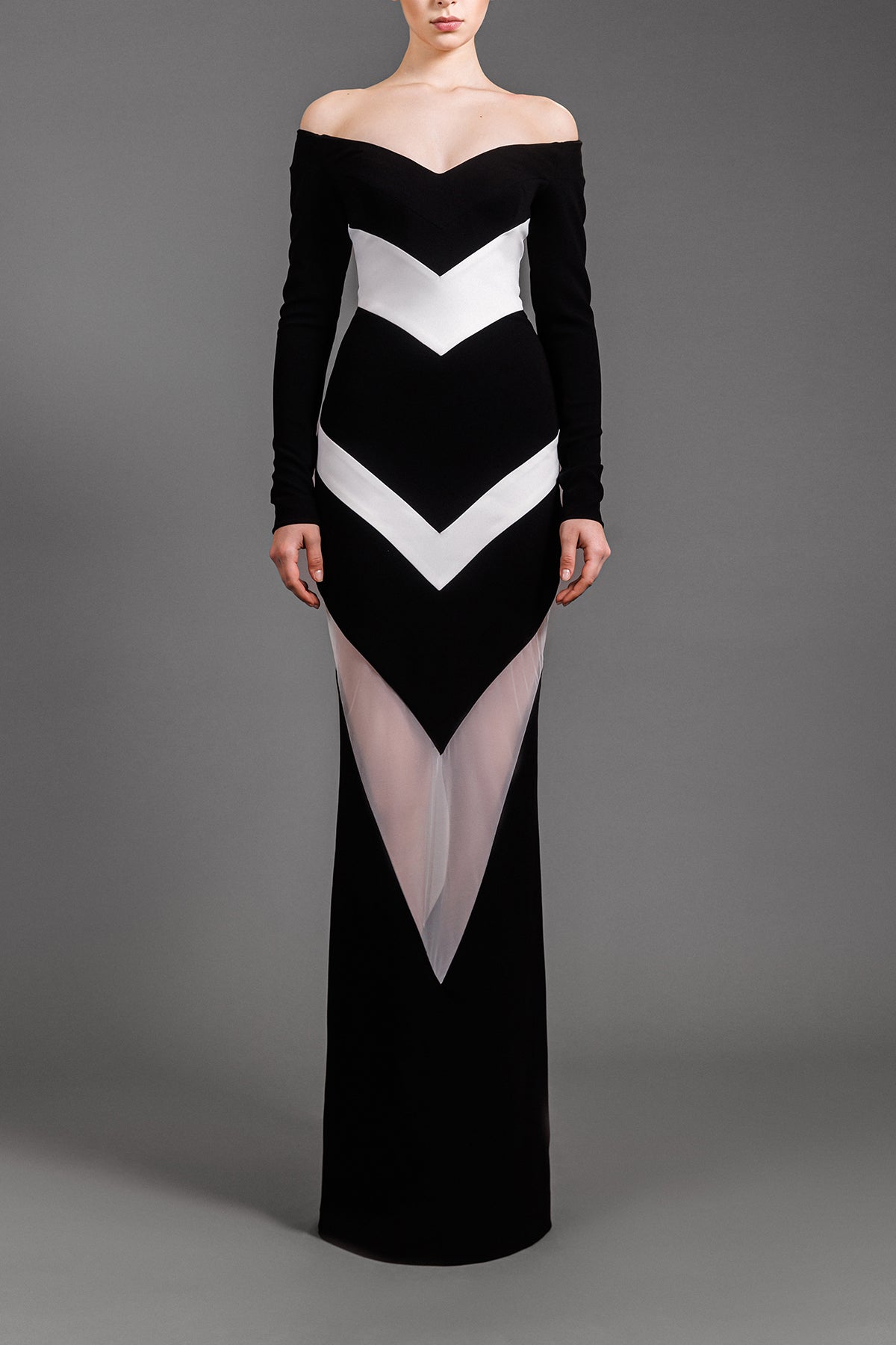 Off the shoulders black and white V-structured crêpe dress