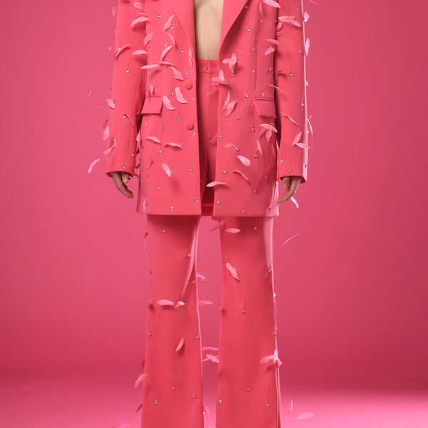 Pink crêpe oversized suit with feathers