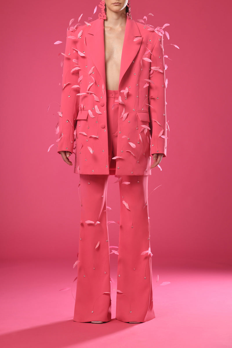 Pink crêpe oversized suit with feathers
