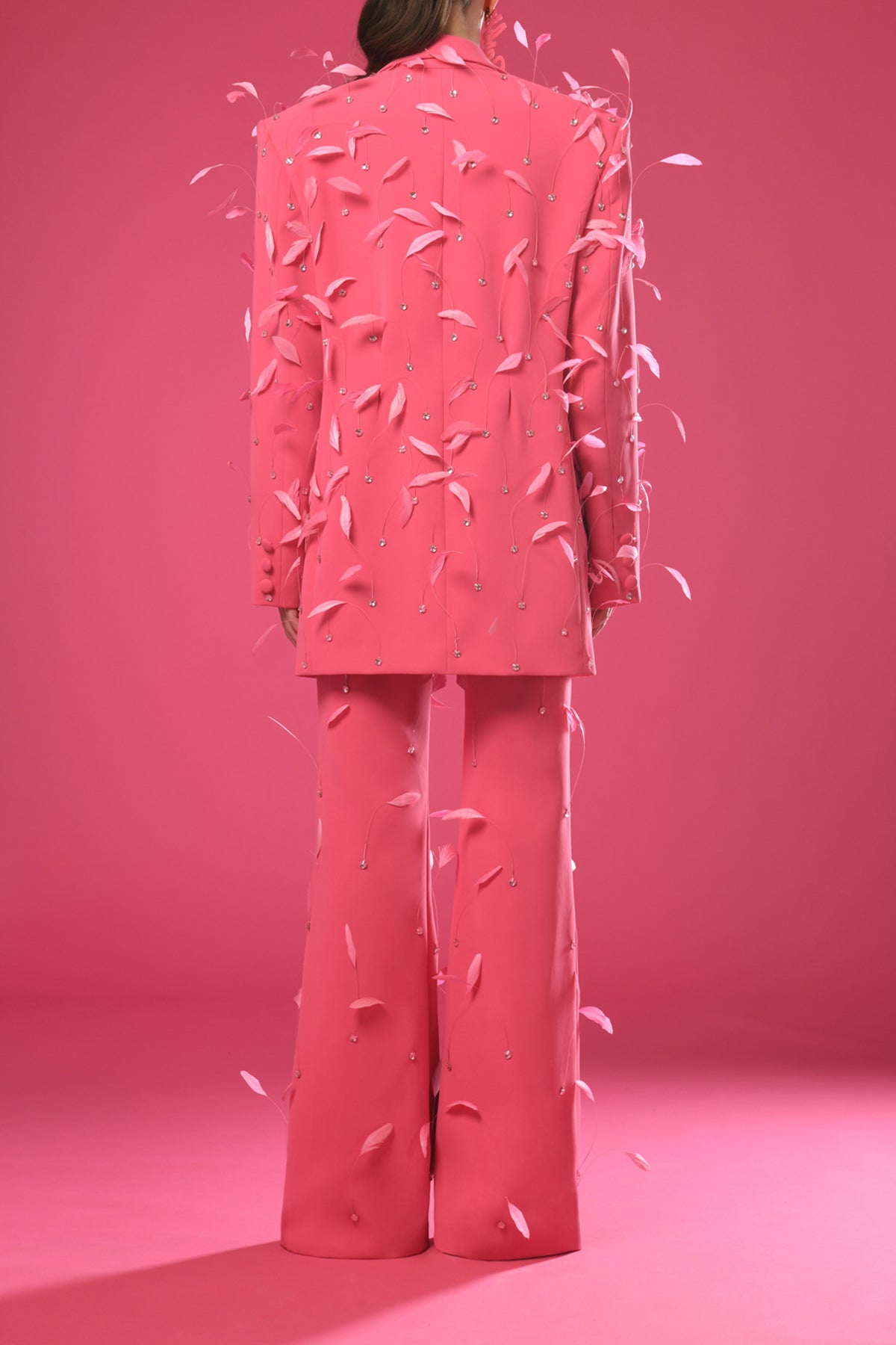 Pink crêpe oversized suit with pink feathers