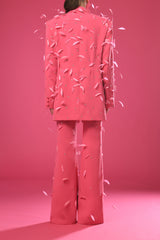 Pink crêpe oversized suit with pink feathers